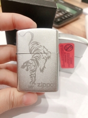 Bật Lửa, hộp quẹt Zippo chủ đề Hổ Bạc Nhám Satin , Vỏ bằng đồng có tem đỏ