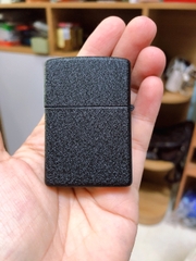 Bật Lửa Zippo Mẫu Đầu Lâu Đen Bụi, Vỏ đồng có tem đỏ