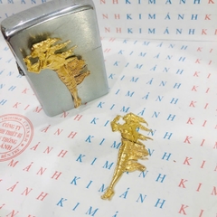 Eblem dán trang trí Zippo chủ đề Windy Gril vàng ( Cô gái gió), chất liệu đồng thau, hàng chuẩn zin Mỹ