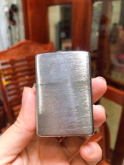 LA MÃ -Bật lửa Zippo Bạc Xước main USA Mọc đáy La mã, Vỏ bằng đồng ruột thép không gỉ, có tem đỏ