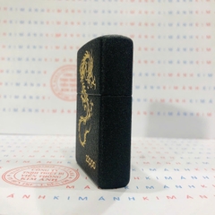 Bật lửa Zippo Mỹ chủ đề Con Rồng Bay Black Crackle, hàng chính hãng có giấy nhập khẩu gửi kèm theo đơn hàng