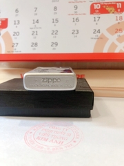 Bật lửa Zippo khắc chìm cẩn xà cừ mẫu Mèo may mắn màu trắng bạc Satin, vỏ đồng ruột thép không gỉ