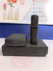 Bật lửa Zippo Chiêu Tài Tiến Bảo màu đen bụi nhám, có tem đỏ