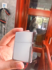 Bật lửa, hộp quẹt Zippo USA, Màu Trắng Bạc Loại Trơn Bóng, Vỏ bằng đồng ruột thép không gỉ có tem đỏ