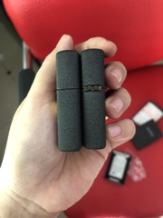 ZIPPO ĐEN BỤI CỎ BỐN LÁ MAY MẮN MAIN, VỎ BẰNG ĐỒNG RUỘT THÉP KHÔNG GỈ