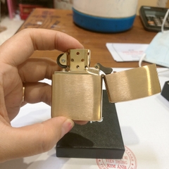 Bật lửa Zippo Mỹ  Brushed Brass  Eblem Đầu Bò Solid Brass đồng nguyên chất, Hàng chính hãng
