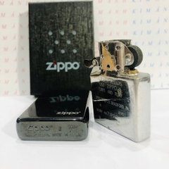Bật lửa, hộp quẹt ZIPPO màu Đen môc đáy La Mã loại trơn bóng, Kim Ánh nhập hàng cao cấp vỏ bằng đồng có dán tem đỏ