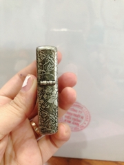 BẬT LỬA ZIPPO MẠ CHROME KHẮC CHÌM 5 MẶT BIỂU TƯỢNG HOA KHAI PHÚ QUÝ MÀU BẠC LOẠI GIẢ CỔ