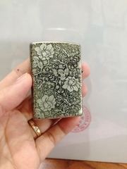 BẬT LỬA ZIPPO MẠ CHROME KHẮC CHÌM 5 MẶT BIỂU TƯỢNG HOA KHAI PHÚ QUÝ MÀU BẠC LOẠI GIẢ CỔ