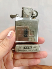 BẬT LỬA ZIPPO MẠ CHROME KHẮC CHÌM 5 MẶT BIỂU TƯỢNG HOA KHAI PHÚ QUÝ MÀU BẠC LOẠI GIẢ CỔ