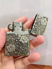 BẬT LỬA ZIPPO MẠ CHROME KHẮC CHÌM 5 MẶT BIỂU TƯỢNG HOA KHAI PHÚ QUÝ MÀU BẠC LOẠI GIẢ CỔ