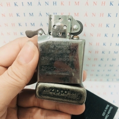 Hộp quẹt, bật lửa Zippo khắc ăn mòn HOT COWGIRL màu trắng bạc loại giả cổ, vỏ bằng đồng có tem đỏ