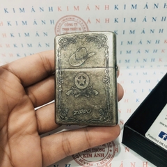 Hộp quẹt, bật lửa Zippo khắc ăn mòn HOT COWGIRL màu trắng bạc loại giả cổ, vỏ bằng đồng có tem đỏ