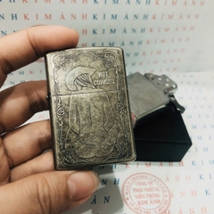 Hộp quẹt, bật lửa Zippo khắc ăn mòn HOT COWGIRL màu trắng bạc loại giả cổ, vỏ bằng đồng có tem đỏ