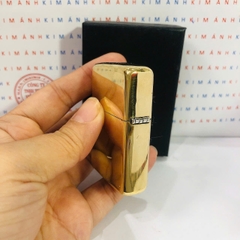 Bật lửa Zippo Chu niên, khắc ăn mòn khảm xà cừ zigzag, Vỏ bằng đồng có tem đỏ