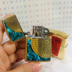 Bật lửa Zippo Brass Chu niên khắc chìm cẩn xà cừ mẫu la bàn hình bán nguyệt, vỏ bằng đồng ruột bằng thép không gỉ