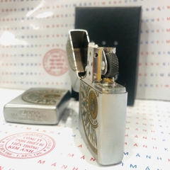 Bật lửa Zippo mộc xéo 1985, khắc ăn mòn 2 mặt cẩn xà cừ la bàn hình bán nguyệt và ngọn lửa, Vỏ đồng có tem đỏ