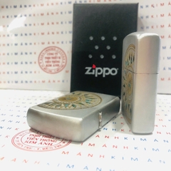 Bật lửa Zippo mộc xéo 1985, khắc ăn mòn 2 mặt cẩn xà cừ la bàn hình bán nguyệt và ngọn lửa, Vỏ đồng có tem đỏ