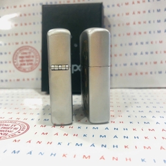 Bật lửa Zippo mộc xéo 1985, khắc ăn mòn 2 mặt cẩn xà cừ la bàn hình bán nguyệt và ngọn lửa, Vỏ đồng có tem đỏ