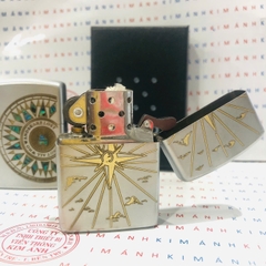 Bật lửa Zippo mộc xéo 1985, khắc ăn mòn 2 mặt cẩn xà cừ la bàn hình bán nguyệt và ngọn lửa, Vỏ đồng có tem đỏ