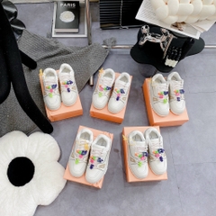 LV maxi trắng charm