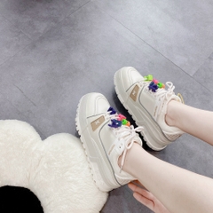 LV maxi trắng charm