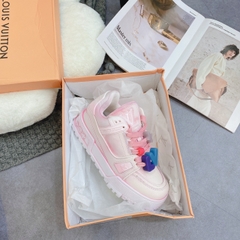 LV maxi hồng charm