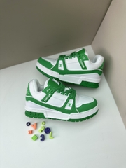 LV charm xanh lá