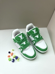 LV charm xanh lá