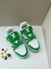 LV charm xanh lá