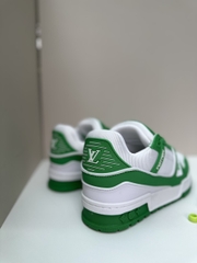 LV charm xanh lá