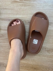 dép slide nâu đậm