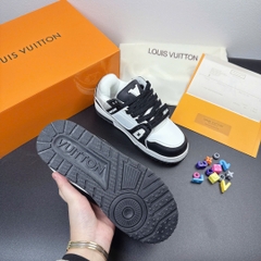 LV charm đen