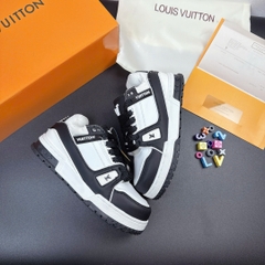 LV charm đen