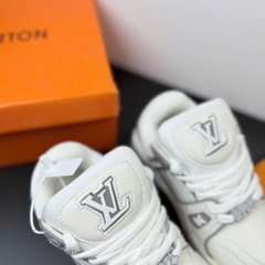 lv charm trắng xám