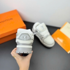 lv charm trắng xám