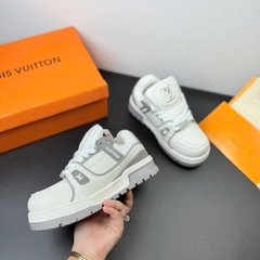 lv charm trắng xám