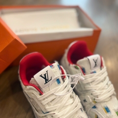 LV trắng đỏ rách