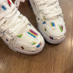 LV trắng đỏ rách