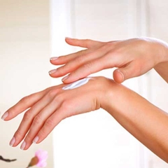 Kem dưỡng da tay Kose Q10- NHẬT