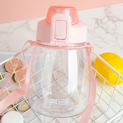 BÌNH NƯỚC TRÒN BẦU STICKER CHO BÉ BẰNG NHỰA CAO CẤP 1200ML - SU