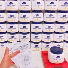KEM DƯỠNG ẨM VITAMIN E TINH DẦU HOA ANH THẢO 300G - REDWIN