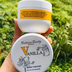 KEM DƯỠNG THỂ SỮA CHUA HƯƠNG VANILLA TÍCH HỢP NƯỚC HOA HŨ 300ML - BETTINA BARTY