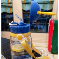 BÌNH UỐNG NƯỚC SỪNG HƯƠU CÓ DÂY ĐEO VÀ TAY CẦM 550ML CTB367 - BECHIP