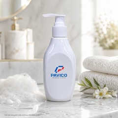Chai nhựa đựng dầu gội sữa tắm PET 220ml màu trắng sứ trong không gian phòng tắm