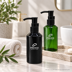 Chai PET 150ml Pavico màu đen và xanh lá với vòi nhấn trong không gian chăm sóc cá nhân
