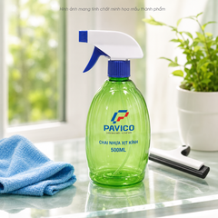 Chai nhựa xịt kính 500ml trong không gian vệ sinh kính