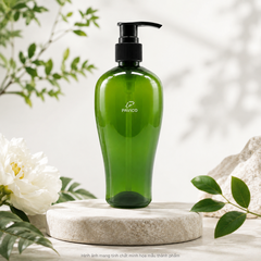 Chai đựng dầu gội PET 350ml màu xanh trên bục đá cùng cây lá trang trí
