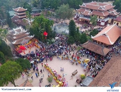 CITY TOUR HA NOI ( visit huong temple )