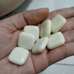 5 Hạt nhựa hình thoi màu kem 18mm